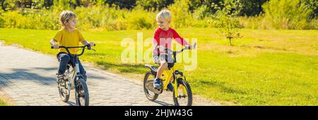 Zwei glücklichen jungen Radfahren im Park BANNER, LANGE FORMAT Stockfoto