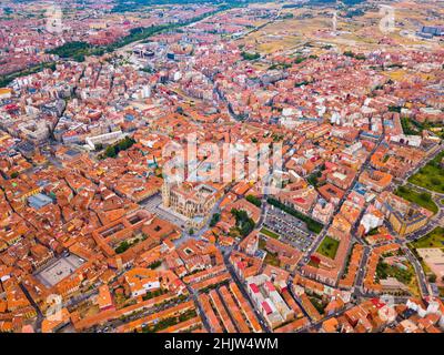 Luftaufnahme von Leon mit Kathedrale Stockfoto