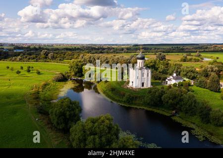 Orthodoxe Kirche der Fürbitte am Fluss Nerl, Russland Stockfoto