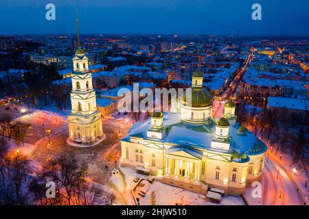 Schneebedeckte Stadtlandschaft von Penza mit Spassky-Kathedrale am Winterabend, Russland Stockfoto