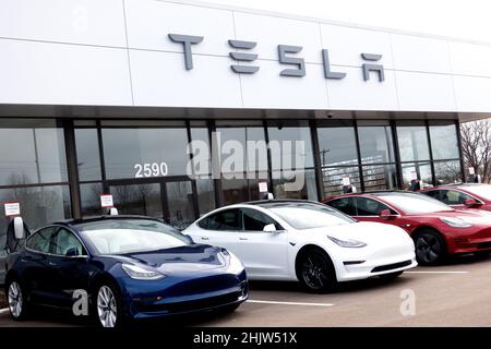 Tesla Verkaufsraum mit neuen Elektroautos davor. Maplewood Minnesota, USA Stockfoto
