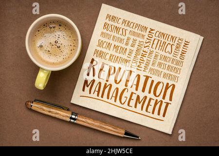 Reputationsmanagement Wortwolke, Handschrift auf Serviette mit einer Tasse Kaffee, Business- und Public Relations-Konzept Stockfoto