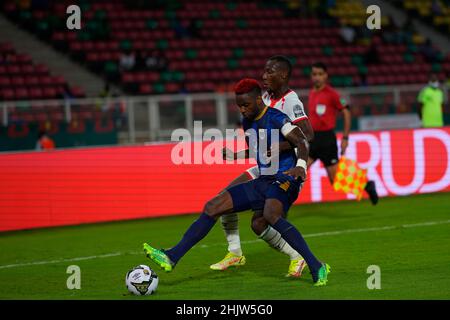 Yaoundé, Kamerun, 13. Januar 2022: Stopira von Kap Verde und Cyrille Bayala von Burkina Faso während des Burkina Faso gegen Cap Verde - Afrika-Cup der Nationen im Olembe Stadium. Kim Price/CSM. Stockfoto