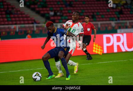 Yaoundé, Kamerun, 13. Januar 2022: Stopira von Kap Verde und Cyrille Bayala von Burkina Faso während des Burkina Faso gegen Cap Verde - Afrika-Cup der Nationen im Olembe Stadium. Kim Price/CSM. Stockfoto