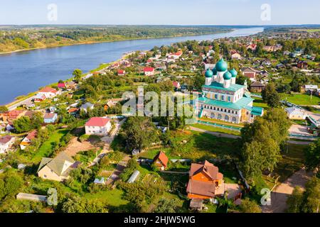 Luftaufnahme von Tutajew an der Wolga mit der Auferstehungskathedrale im Sommer Stockfoto