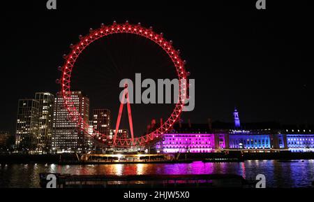 London, Großbritannien. 31st Januar 2022. Das am 31. Januar 2022 aufgenommene Foto zeigt das rot beleuchtete London Eye zur Feier des chinesischen Neujahrsfestes in London, Großbritannien. Kredit: Li Ying/Xinhua/Alamy Live Nachrichten Stockfoto