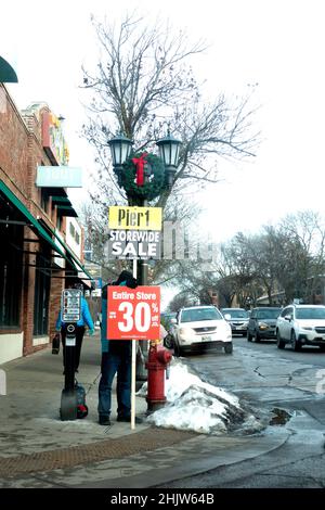 Mann mit Schilder für den Pier 1-Laden, der an einer Straßenecke bis zu 30 % Rabatt schließt. St. Paul Minnesota, USA Stockfoto