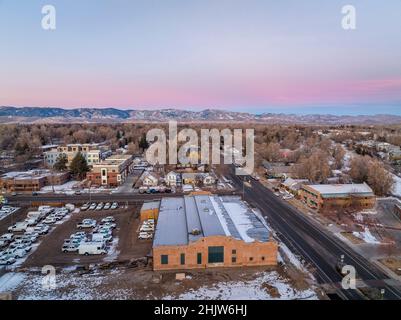 Winterdämmerung über Fort Collins, Colorado - Luftaufnahme des historischen städtischen Eisenbahngebäudes (Trolleyscheune) Stockfoto