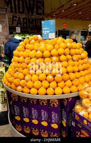 Eine künstlerische pyramidale Darstellung von Sumo Citrus Mandarinen in der Produce Department des Whole Foods Market. St. Paul Minnesota, USA Stockfoto