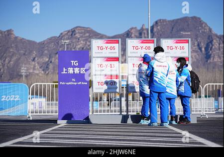 Yanqing, China. 01st. Februar 2022. Freiwillige stehen an einer Bushaltestelle. Die Olympischen Winterspiele in Peking finden vom 04. Bis 20.02.2022. September unter strengen Corona-Bedingungen statt. Quelle: Michael Kappeler/dpa/Alamy Live News Stockfoto