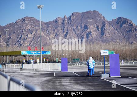 Yanqing, China. 01st. Februar 2022. Freiwillige stehen an einer Bushaltestelle. Die Olympischen Winterspiele in Peking finden vom 04. Bis 20.02.2022. September unter strengen Corona-Bedingungen statt. Quelle: Michael Kappeler/dpa/Alamy Live News Stockfoto