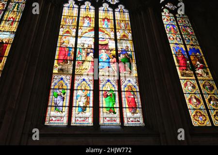 Aufnahme von Buntglasfenstern in einem Kölner Dom Stockfoto