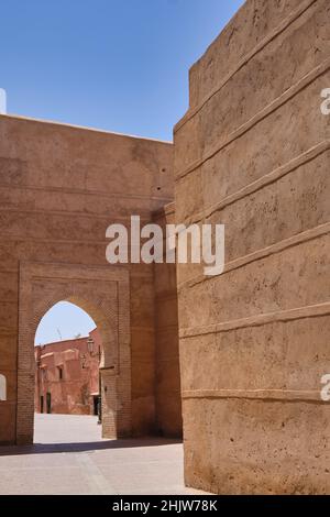 Blick auf einen Eingang in der Moulay El Yazid Moschee, in der Altstadt Medina von Marrakesch, Marokko Stockfoto