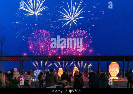 (220201) -- BELGRAD, 1. Februar 2022 (Xinhua) -- am 31. Januar 2022 sehen die Menschen die Feuerwerksshows auf dem Sava Promenade Gehweg in Belgrad, Serbien. Ein festliches Feuerwerk vor der Sava-Promenade, der beliebtesten Sommerpromenade mit einer Länge von 1,8 km, entlang des Flusses Sava, markierte den Beginn der Feier des chinesischen Mondneujahres, oder des Jahres des Tigers, in Belgrad, der Hauptstadt Serbiens am Montag. Drachen, Laternen, Terrakotta-Krieger und andere bunte Lichter mit chinesischen Merkmalen wurden in der ersten Minute des ersten Tages (Pekinger Zeit) des Chinesischen Jahres angezündet Stockfoto