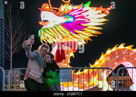 (220201) -- BELGRAD, 1. Februar 2022 (Xinhua) -- Menschen machen am 31. Januar 2022 ein Selfie mit einer Lichtinstallation während eines chinesischen Lichterfestes auf dem Sava Promenade Walkway in Belgrad, Serbien. Ein festliches Feuerwerk vor der Sava-Promenade, der beliebtesten Sommerpromenade mit einer Länge von 1,8 km, entlang des Flusses Sava, markierte den Beginn der Feier des chinesischen Mondneujahres, oder des Jahres des Tigers, in Belgrad, der Hauptstadt Serbiens am Montag. In der ersten Minute wurden Drachen, Laternen, Terrakotta-Krieger und andere bunte Lichter mit chinesischen Merkmalen angezündet Stockfoto