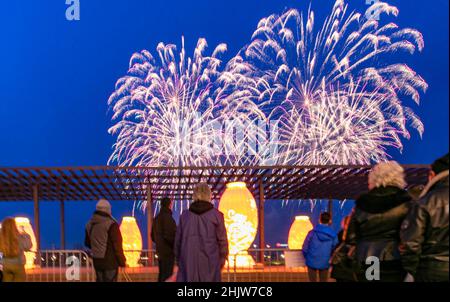 (220201) -- BELGRAD, 1. Februar 2022 (Xinhua) -- am 31. Januar 2022 sehen die Menschen die Feuerwerksshows auf dem Sava Promenade Gehweg in Belgrad, Serbien. Ein festliches Feuerwerk vor der Sava-Promenade, der beliebtesten Sommerpromenade mit einer Länge von 1,8 km, entlang des Flusses Sava, markierte den Beginn der Feier des chinesischen Mondneujahres, oder des Jahres des Tigers, in Belgrad, der Hauptstadt Serbiens am Montag. Drachen, Laternen, Terrakotta-Krieger und andere bunte Lichter mit chinesischen Merkmalen wurden in der ersten Minute des ersten Tages (Pekinger Zeit) des Chinesischen Jahres angezündet Stockfoto