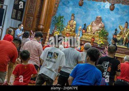 Kendari, Indonesien. 31st Januar 2022. Die Gemeinde betet, um das chinesische Neujahr 2022 zu begrüßen. Die Chinesen, die in Kendari, Südost-Sulawesi, leben, feiern am Dienstag (1/2/2022) früh am Morgen das chinesische Neujahr 2022 im Eka Dharma Mango Tempel. Der chinesische Tierkreis 2022 hat das Thema eines Wassertigers, was dynamisch, interessant und unerwartet bedeutet. Kredit: SOPA Images Limited/Alamy Live Nachrichten Stockfoto