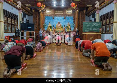 Kendari, Indonesien. 31st Januar 2022. Die Gemeinde betet, um die Chinesen des chinesischen Neujahrs 2022, die in der Stadt Kendari im Südosten Sulawesis leben, am 2022 Dienstag (1/2/2022) früh am Morgen im Eka Dharma-Mango-Tempel zu begrüßen. Der chinesische Tierkreis 2022 hat das Thema eines Wassertigers, was dynamisch, interessant und unerwartet bedeutet. (Foto von Andry Denisah/SOPA Images/Sipa USA) Quelle: SIPA USA/Alamy Live News Stockfoto