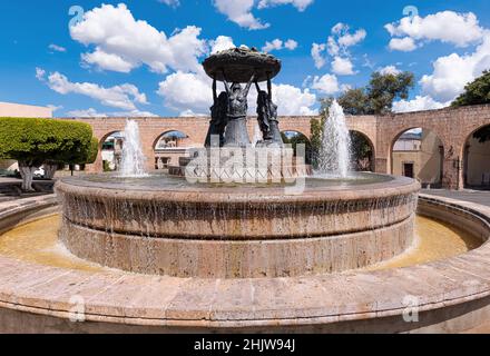 Morelia, Michoacan, Mexiko, 20. September 2021: Las Tarascas Brunnen im historischen Stadtzentrum von Morelia, eine der wichtigsten Touristenattraktionen der Stadt, in der Nähe des Aquädukts und der Morelia Kathedrale Stockfoto