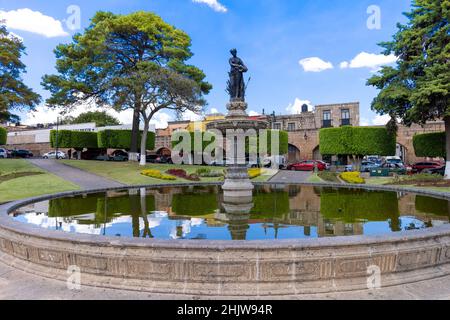 Morelia, Michoacan, Mexiko, 20. September 2021: Las Tarascas Brunnen im historischen Stadtzentrum von Morelia, eine der wichtigsten Touristenattraktionen der Stadt, in der Nähe des Aquädukts und der Morelia Kathedrale Stockfoto