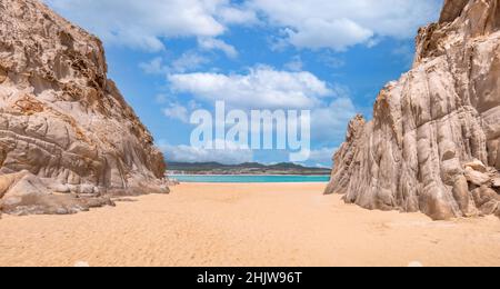 Mexiko, landschaftlich reizvoller Strand Playa Amantes, Lovers Beach bekannt als Playa Del Amor in der Nähe des berühmten Arch of Cabo San Lucas in Baja California. Stockfoto