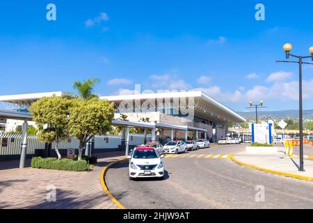 Morelia, Michoacan, Mexiko, 20. September 2021: Zentraler Busbahnhof in Morelia, Michoacan, der Intercity-Verbindungen zu mexikanischen Zielen bietet Stockfoto