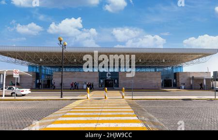 Morelia, Michoacan, Mexiko, 20. September 2021: Zentraler Busbahnhof in Morelia, Michoacan, der Intercity-Verbindungen zu mexikanischen Zielen bietet Stockfoto