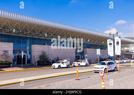 Morelia, Michoacan, Mexiko, 20. September 2021: Zentraler Busbahnhof in Morelia, Michoacan, der Intercity-Verbindungen zu mexikanischen Zielen bietet Stockfoto