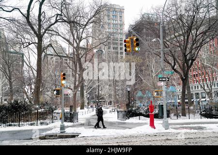 Die New Yorker nehmen ihre Hunde mit auf einen Spaziergang im Madison Square Park während eines Schneesturms im Winter, am 29. Januar 2022. Stockfoto