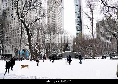 Die New Yorker nehmen ihre Hunde mit auf einen Spaziergang im Madison Square Park während eines Schneesturms im Winter, am 29. Januar 2022. Stockfoto