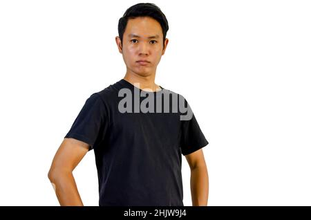 Asiatischer Mann mit schwarzem T-Shirt auf weißem Hintergrund Stockfoto