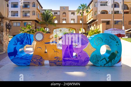 Cabo San Lucas, Los Cabos, Mexiko, 2. Oktober 2021: Los Cabos farbenfrohe Briefe im Yachthafen von Cabo San Lucas Ausgangspunkt für Kreuzfahrten, Marlin-Angeln und Lancha-Boote zum Arch El Arco und zu den Stränden Stockfoto