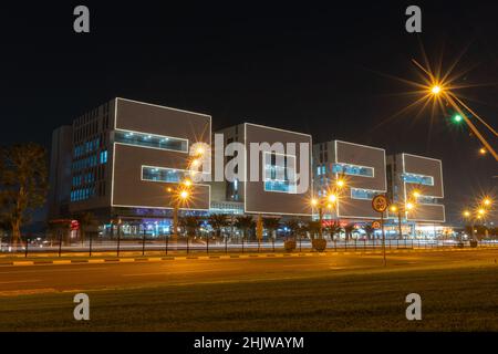 DOHA, KATAR - 31. JANUAR 2022: Blick auf das Gebäude aus dem Jahr 2022 bei Nacht, das sich in der Aspire Zone in Doha, Katar, befindet, geformt mit den 2022 Nummern, die für gebaut wurden Stockfoto