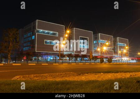 DOHA, KATAR - 31. JANUAR 2022: Blick auf das Gebäude aus dem Jahr 2022 bei Nacht, das sich in der Aspire Zone in Doha, Katar, befindet, geformt mit den 2022 Nummern, die für gebaut wurden Stockfoto