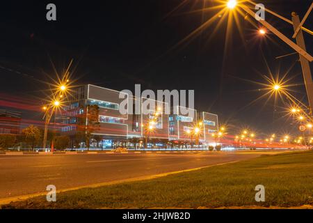 DOHA, KATAR - 31. JANUAR 2022: Blick auf das Gebäude aus dem Jahr 2022 bei Nacht, das sich in der Aspire Zone in Doha, Katar, befindet, geformt mit den 2022 Nummern, die für gebaut wurden Stockfoto