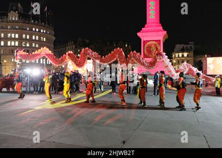 London, Großbritannien, 31st. Januar 2022. Am 1st. Februar wird auf dem Trafalgar Square ein Drachentanz zum Chinesischen Neujahr aufgeführt. Die Aufführung und die Zeremonie waren eine Fotozelle für Würdenträger und Beamte, da die geplanten öffentlichen Feierlichkeiten in diesem Jahr zurückgeschraubt wurden. Kredit: Elfte Stunde Fotografie/Alamy Live Nachrichten Stockfoto