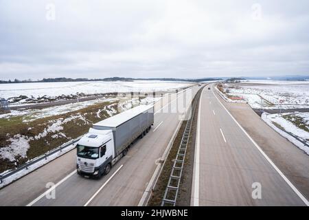Drossenhausen, Deutschland. 19th Januar 2022. Blick auf die Gebiete neben der A73 (Richtung Coburg), in denen das geplante Rastgebiet Drossenhausen errichtet werden soll. (To dpa Neues Autobahngebiet in der Nähe von Coburg geplant - Kritik an der Lage) Quelle: Nicolas Armer/dpa/Alamy Live News Stockfoto