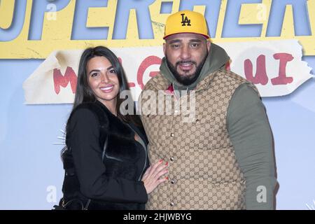 Kamel Guenfoud und Gast bei der Premiere von Super Heros Malgre Lui im Grand Rex Kino in Paris, Frankreich am 31. Januar 2022. Foto von Aurore Marechal/ABACAPRESS.COM Stockfoto