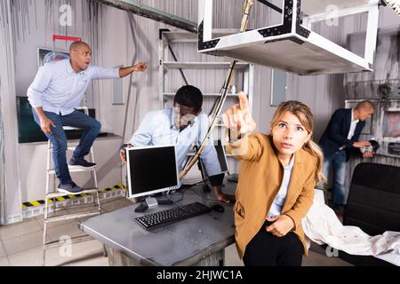 Menschen in Panik suchen nach einer Lösung für das Rätsel im Quest-Raum Stockfoto