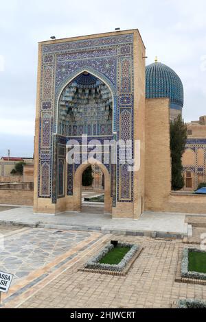 Vorderseite von Guri Amir. Es ist ein Mausoleum des asiatischen Eroberers Tamerlane in Samarkand, Usbekistan Stockfoto