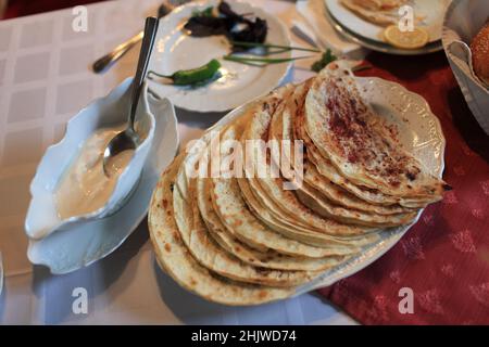 Qutab ist ein aserbaidschanisches Gericht, das aus dünn gewalztem Teig hergestellt wird, der kurz auf einer konvexen Grillplatte gekocht werden kann Stockfoto