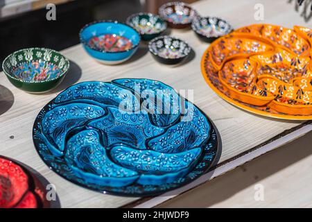 Klassische türkische Keramik auf dem Großen Basar von Istanbul. Bunte Keramikplatten zum Verkauf in der Türkei. Dekoriertes Geschirr im Touristenladen. Souveni Stockfoto