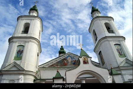 Kirche der Auferstehung, im klassischen Stil gebaut, Ende 18th Jahrhundert, Detail der Fresken verzierten Fassade, Molodi, Moskauer Gebiet, Russland Stockfoto