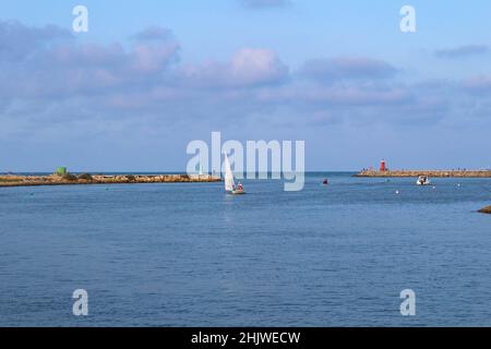 Fischerboote auf dem Segura River gegen den bewölkten Himmel in Guardamar, Alicante in Spanien Stockfoto