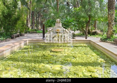 Statue der Frau von Elche im Botanischen Garten Huerto Del Cura von Elche an einem sonnigen Tag in Alicante Spanien Stockfoto