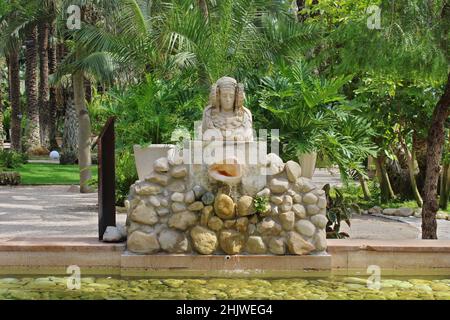 Statue der Frau von Elche im Botanischen Garten Huerto Del Cura von Elche an einem sonnigen Tag in Alicante Spanien Stockfoto
