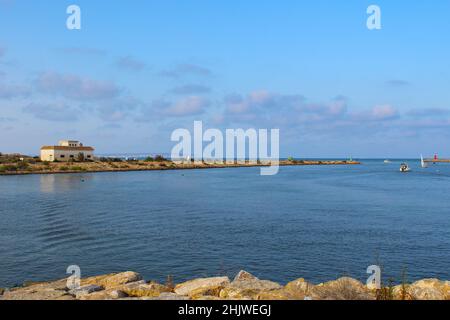 Fischerboote auf dem Segura River gegen den bewölkten Himmel in Guardamar, Alicante in Spanien Stockfoto