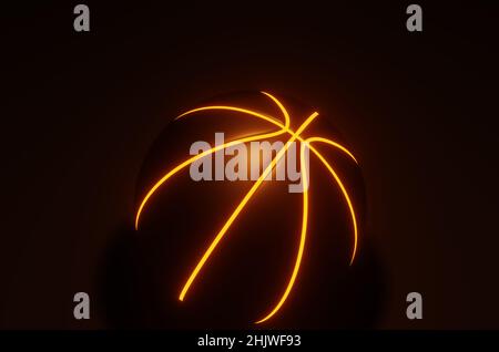 Schwarzer Basketball mit orange leuchtenden Nähten auf dunklem Hintergrund, 3D Rendering Stockfoto