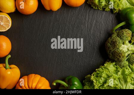 Gemüsekonzept viele Gemüsesorten werden auf dem dunklen Hintergrund in Kreis gesetzt. Stockfoto