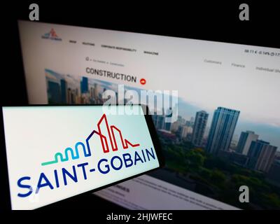 Smartphone mit Logo der französischen Compagnie de Saint-Gobain SA auf dem Bildschirm vor der Website. Konzentrieren Sie sich auf die Mitte rechts des Telefondisplays. Stockfoto